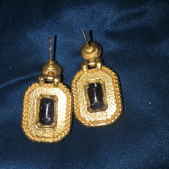 Gold tone rectangle  earrings with green Rhineston - Picture 2 of 2